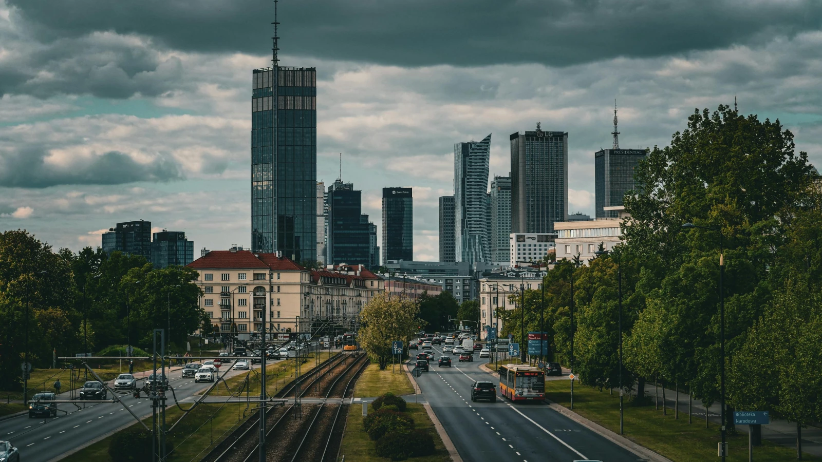 Indrukwekkend stadsgezicht van Warschau, perfect om met de auto te verkennen