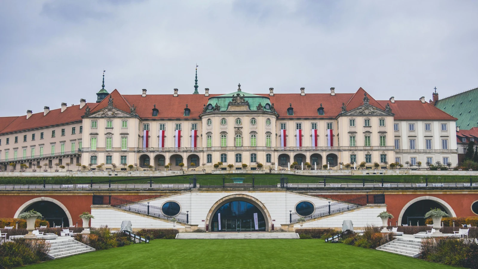 Iconic view of Warsaw Royal Castle for car rental sightseeing tours